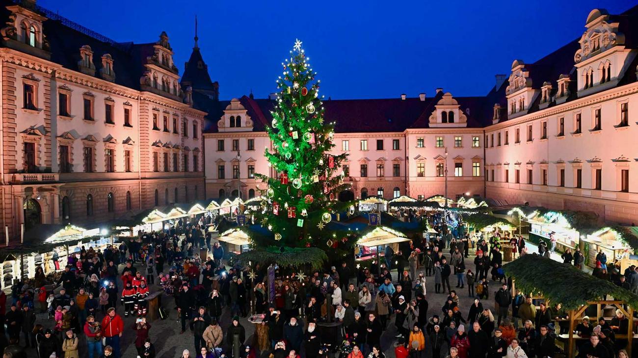 Romantischer Weihnachtsmarkt auf Schloss Thurn und Taxis Glück und ...