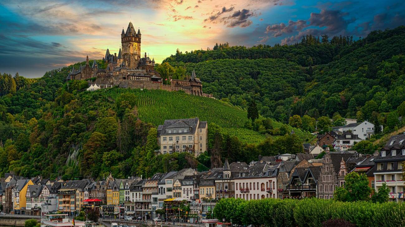 Gruppenreisen nach Deutschland - Ritter und Burgfräulein spielen auf Burg Eltz