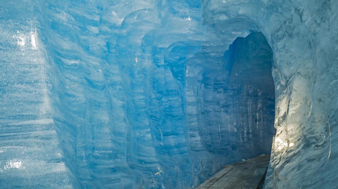 Gruppenreisen in die Schweiz - Eisgrotte im Rhonegletscher entdecken