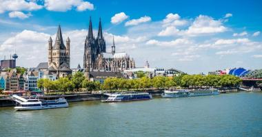 K?lntourist Personenschiffahrt am Dom